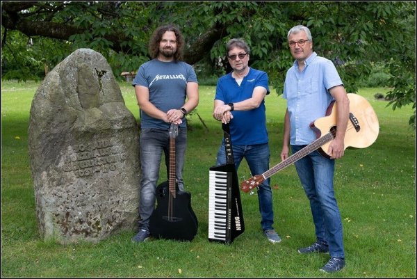 Die Musiker Andreas Thurau (von links), Uwe Schweppe und Markus Grüntgens freuen sich auf ihr Publikum. - © Silke Engel