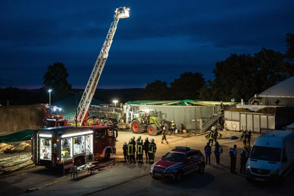Auf dem Gelände an der Biogasanlage in Kalletal sind viele Einsatzkräfte angerückt. - © FreitagTV
