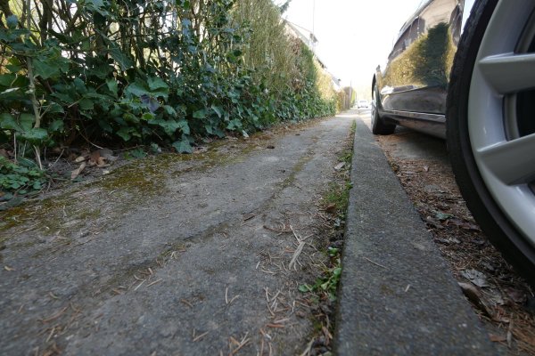 Die Wiemannstraße ist als A1 klassifiziert. Hier müssen die Anlieger also den Gehweg und Gosse vor ihrem Grundstück selbst reinigen.  - © Jost Wolf