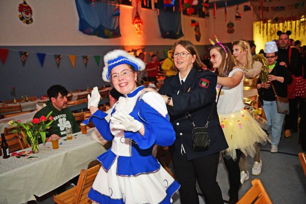 Bei der Polonaise präsentieren die Besucher ihre bunten und kreativen Kostüme - © Nicole Ellerbrake