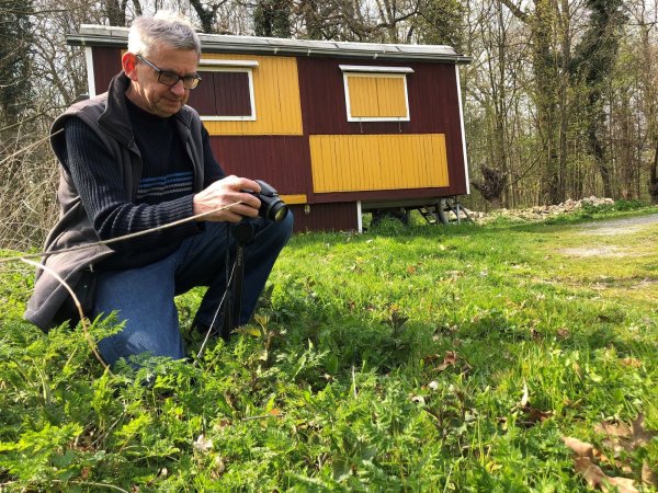 Hans Dudler fotografiert auf dem Gelände des Umweltzentrums Heerser Mühle Schmetterlinge. - © Sven Kienscherf