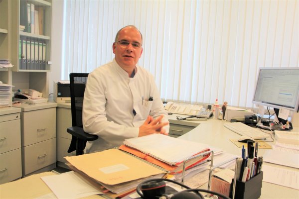 Die Erfahrungen mit dem Coronavirus werden in einer nationalen Datenbank erfasst. Chefarzt Dr. Johannes Tebbe leitet das Projekt für die Uniklinik OWL. Derzeit werden Patientendaten in einem zentralen Register zusammengetragen. Foto: Astrid Sewing - © Astrid Sewing