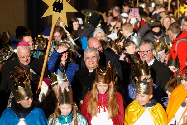Erzbischof Udo Markus Bentz (M.) zieht begleitet von Weihbischof Matthias König (l.) und Bürgermeister Michael Dreier (r.) mit Sternsingern nach dem Gottesdienst vom Paderborner Dom durch die Stadt. - © epd