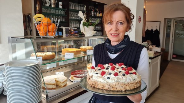Kuchen sind ihre Leidenschaft: Marianne Faude zaubert die Torten im Bad Meinberger Café am See täglich frisch. - © Marianne Schwarzer