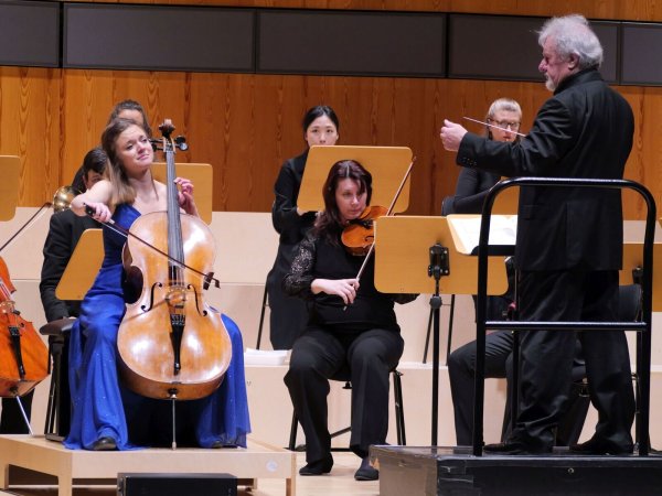 Beeindruckender Dialog. Die preisgekrönte Cellistin Irena Josifoska brilliert als Solistin mit dem Detmolder Kammerorchester unter Leitung von Daniel Stabrawa mit dem Cellokonzert Nr. 2 D-Dur von Joseph Haydn im Konzerthaus. - © Thomas Krügler