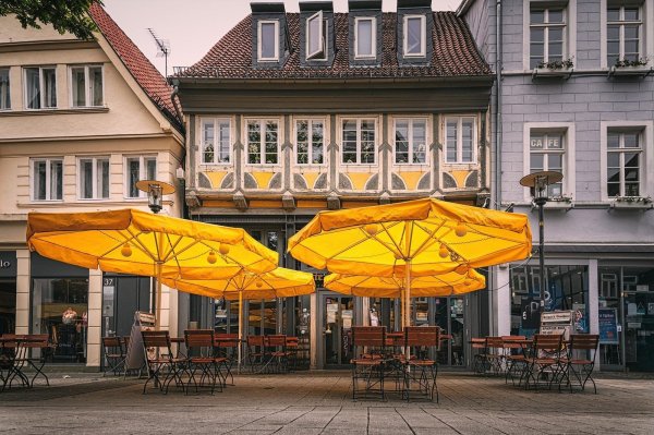 Die Tische und Stühle lippischer Gastronomien bleiben im November leer. - © Symbolfoto