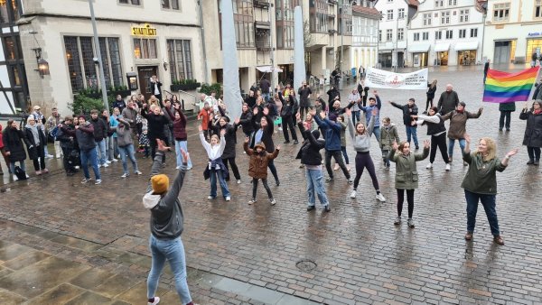 Die Aktion "One Billion Rising" fand am Mittwochnachmittag unter anderem auf dem Lemgoer Marktplatz statt. - © Nadine Uphoff