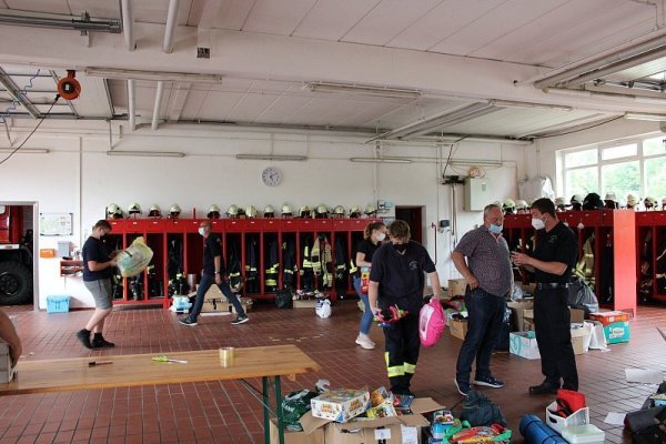 Die Feuerwehr Lügde nimmt in Lügde, Rischenau und Sabbenhausen am Freitag viele Spenden entgegen. - © Phillip Kersten