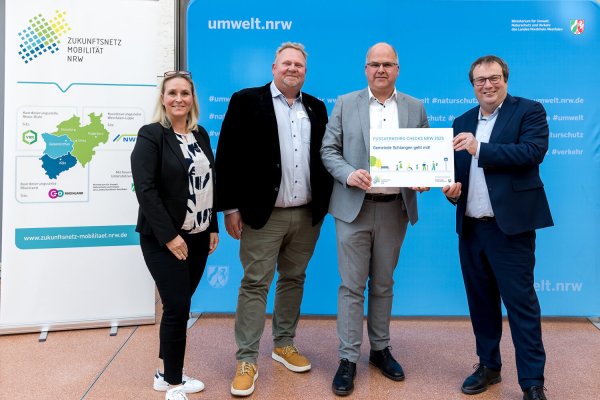 Daniela Niestroy-Althaus (von links), Henning Schwarze, Bürgermeister Marcus Püster und Minister Oliver Krischer bei der Urkundenübergabe in Düsseldorf. - © (Foto: go.Rheinland GmbH / Smilla Dankert)