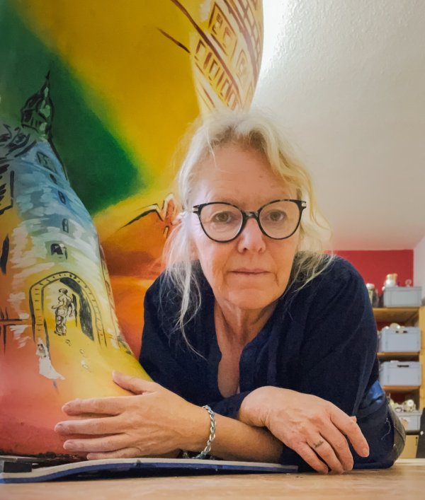 Er ist ihr doch ans Herz gewachsen: Gaby Prasse hat jetzt wochenlang an dem kleinen Bären gearbeitet, um ihn wieder fit zu machen. - © Gaby Prasse