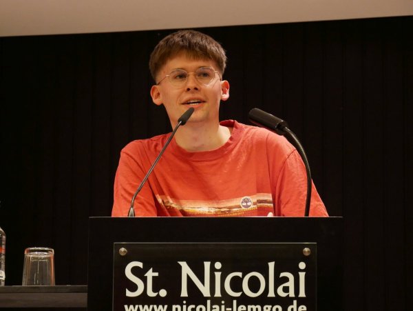 Unter Nazis. Jung, ostdeutsch, gegen Rechts. Jakob Springfeld liest aus seinem Buch im Gemeindesaal St. Nicolai. - © Thomas Krügler