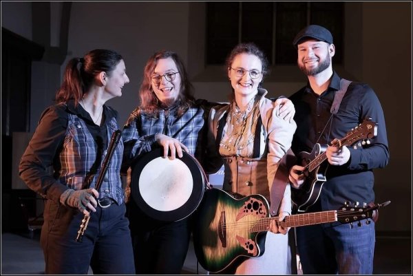 "Talis Ambiton" - das sind (von links) Anke Bockrath (Flöten, Cello, Gesang), Marvin Horstbrink (Bodhran, Cajon, Gesang), Sonja Göhmann (Gesang, Gitarre, Akkordeon) und Joschi Hölscher (Gitarre, Mandoline, Gesang). - © Talis Ambiton