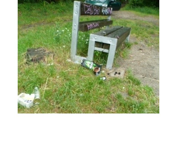 Müll an der Bank am Waldweg Am Rott. - © Klaudia Herzog