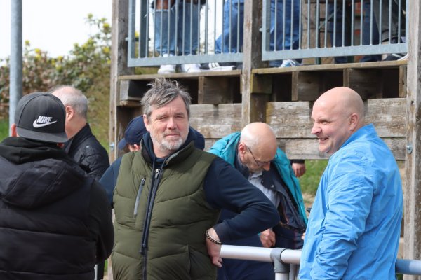 Thomas von Strünck, Vorsitzender des Post-TSV Detmold (Mitte), mit den Obleuten Sven Hackemack (rechts) und Michael Grundmann (mit Cappy). - © Sebastian Lucas