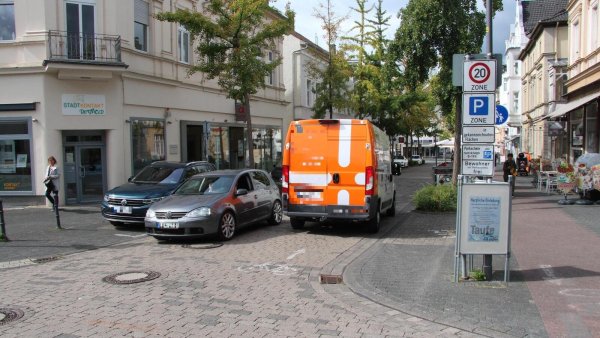 Neben Lieferwagen sind auf der Bruchstraße vielfach auch Autos unterwegs, deren Fahrer nach einem freien Parkplatz suchen. - © Jana Beckmann