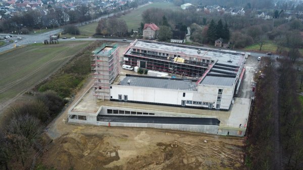 Die neue Hauptfeuerwache an der Lockhauser Straße nimmt deutlich Formen an. Knapp 20 Millionen Euro sind aus dem städtischen Haushalt für die Immobilie vorgesehen, die den Standort an der Oerlinghauser Straße ablösen soll. Foto: Christian Scholz/Feuerwehr Bad Salzuflen - © Christian Scholz/Feuerwehr Bad Salzuflen