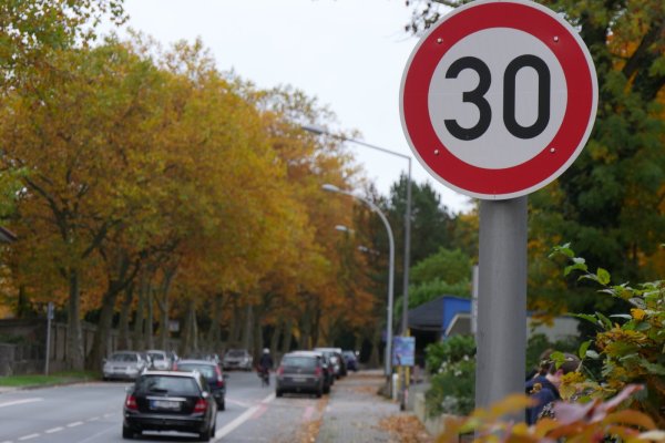 Dass der Fahrrad-Angebotsstreifen auf die Fahrbahn schwenkt und dann aufhört, ist ein Grund für Tempo 30 auf der Blomberger Straße. Weiter oberhalb wird das Limit mit der Waldorfschule begründet. - © Jost Wolf