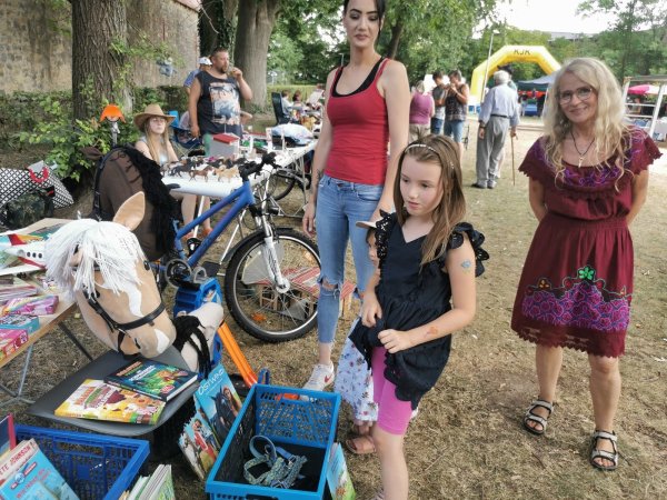 Zwei junge Pferdefans auf dem Dorffest in Langenholzhausen: Lia (links) und Mia. Darüber freut sich auch Annette Flörkemeier (rechts), Vorsitzende des Vereins "Dorfleben Langenholzhausen". - © Sylvia Frevert