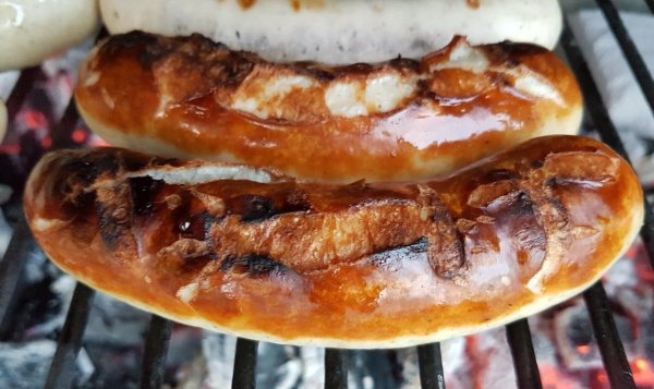 So mögen die Lipper ihre Grillwurst. - © Axel Bürger