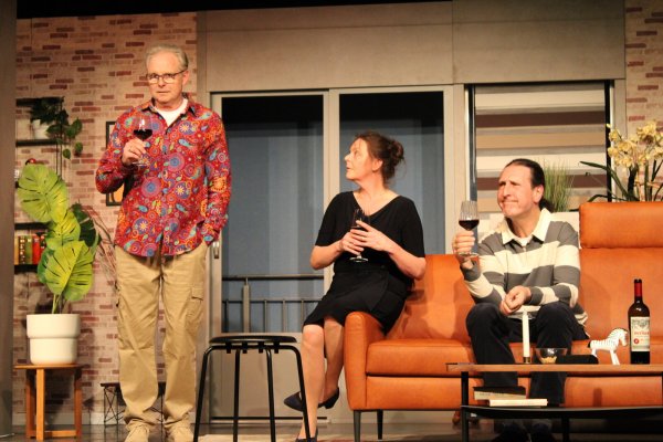Pierre (Frank Wiemann, links) und Clotilde (Kathrin Wolters) haben Antoine (Stephan Gottwald) eingeladen, um für ihn ein Abschiedsdinner zu geben. - © Lorraine Brinkmann