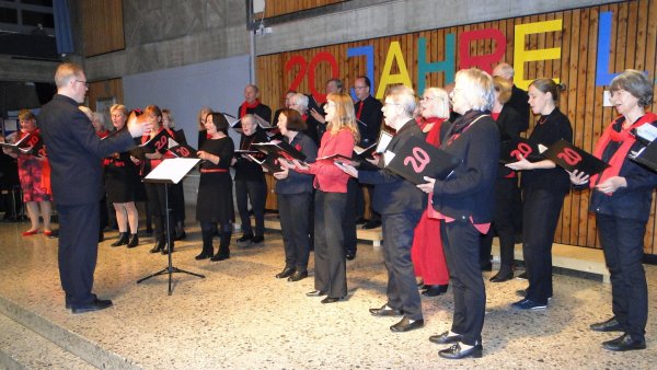 Rund 30 Sängerinnen und Sänger des Gemischten Chores "La Musica Brake" feiern das 20-jährige Bestehen ihres Ensembles vor rund 150 Zuhörern in der gut gefüllten Aula der Realschule. (Foto: Hajo Gärtner) - © Hajo Gärtner