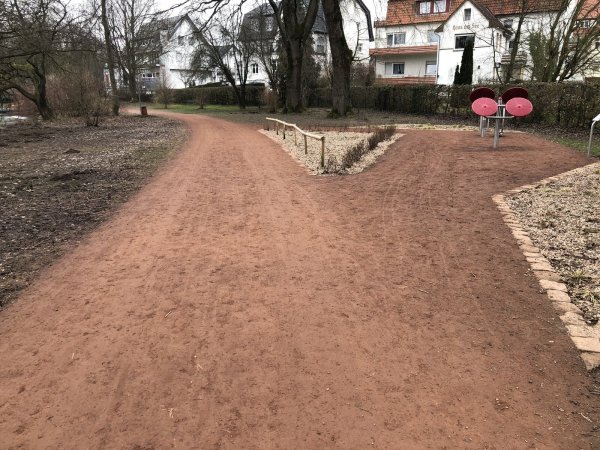 Zum Unmut von Spaziergängern lässt sich der neu angelegte Fußweg entlang des Motorikpfades in Bad Meinberg teilweise nur schlecht begehen, weil der Belag durchweicht ist. Dreckige Schuhe sind die Folge. - © Chiara Wibbeke