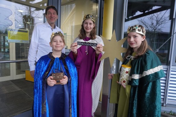 Alexander Riedel von der Giesdorf Mediengruppe empfängt die Sternsinger Simon (von links, Balthasar), Johanna (Melchior) und Nika (Caspar). - © Michaela Weiße