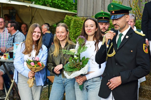 Ein Jungschützinnen-Trio bildet in diesem Jahr den Thron: Rieke Loke, Amelie und Lina Koch. Daneben Oberst Daniel Koch (von links). - © Nicole Ellerbrake