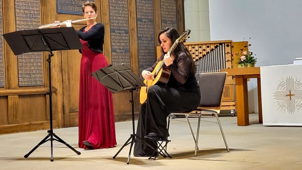 Helen Dabringhaus mit ihrer Duopartnerin Negin Habibi an der Gitarre in der Marktkirche. - © Jens Hausmann