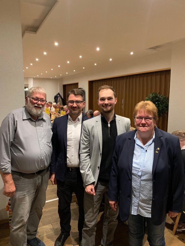Innere Sicherheit und Asyl: Damit befassen sich Friedhelm Plöger (stellvertretender FDP-Ortsvorsitzender Nordlippe, von links), der Bundestagsabgeordnete und nordlippische FDP-Ortsvorsitzende Christian Sauter, sein Abgeordnetenkollege Fabian Griewel und die Chefin der Barntruper Freidemokraten, Cornelia Düstersiek, beim "Liberalen Herbstabend" in Dörentrup. - © FDP Nordlippe