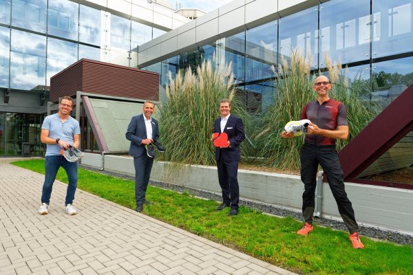 Bringen viel Herz für den Sport mit: (von links) Bernd Weber (Laufladen Endspurt), Oliver Bekiersch (Sparkasse Paderborn-Detmold), Arnd Paas (Vorstandsvorsitzender der Sparkasse Paderborn-Detmold) und Jan Braun (Braun vision). - © BRAUN vision