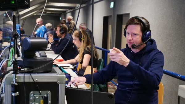 Dyn-Reporter Sascha Staat bei der Arbeit in der Phoenix-Contact-Arena. - © Jörg Hagemann