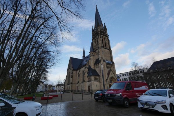 Nach dem Kaiser-Willhelm-Platz und dem Spielplatz neben der Christuskirche ist nun auch der Bereich vor dem Gotteshaus fertiggestellt. - © Jost Wolf