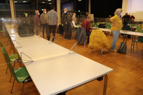 Der Gemeinderat tagt derzeit coronabedingt möglichst kurz, und zwar mit Abstand und Plexiglasscheiben.  - © Birgit Guhlke