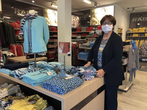 Brigitte Jüngling steht in ihrem Laden am Schliepsteiner Tor. Künftig will sie sich auf diesen Standort konzentrieren. - © Sven Kienscherf