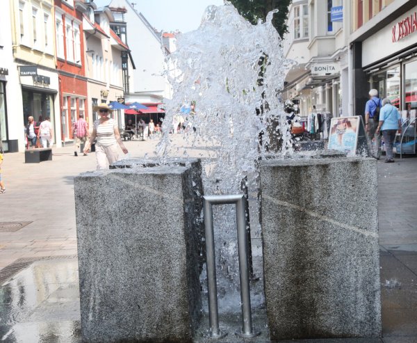 Wie spritzig wird die Salzufler Innenstadt empfunden? LZ-Leser äußern sich dazu in einer Online-Umfrage. Der sprudelnde Geysir in der Fußgängerzone gibt schon mal alles. - © Thomas Reineke