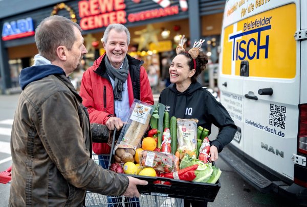 Ulrich Wienstroth (v.l.) und Andreas Becker-Brandt freuen sich über die neue Kooperation mit Ines Quermann (Rewe, Nahkauf). - © Barbara Franke