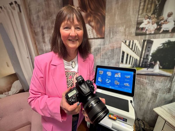 Andrea Eickhoff vom Foto Team Eickhoff in Hillegossen sieht den Neuerungen optimistisch entgegen. Bei ihr sind die Fotos zwar deutlich teurer als bei der Bürgerberatung, dafür erhalte der Kunde aber einige Mehrwerte. - © Eike J. Horstmann