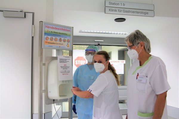 Hygiene ist das A und O: Nina Müller-Seidlitz (Mitte) desinfiziert sich die Hände, ihre Kollegin Rebecca Wheeler (links) trägt bereits den Schutzanzug, der jedes Mal gewechselt wird. Karin Zepnik pflegt ebenfalls Covid-Patienten in Detmold.  - © Archivfoto: Astrid Sewing