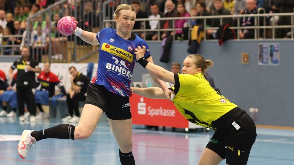 Malina Marie Michalczik von der HSG zieht gegen Dortmunds Lisa Antl ab. - © Paul Cohen