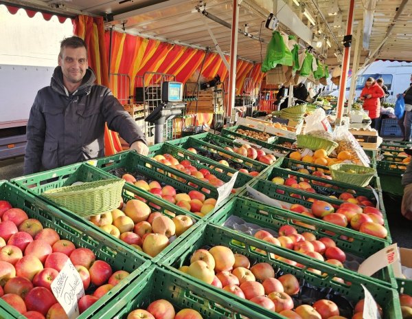 Andreas Plaß ist keineswegs mit dem Ausweichstandort für den Wochenmarkt zufrieden. Der Umsatz sei massiv eingebrochen. - © Astrid Sewing