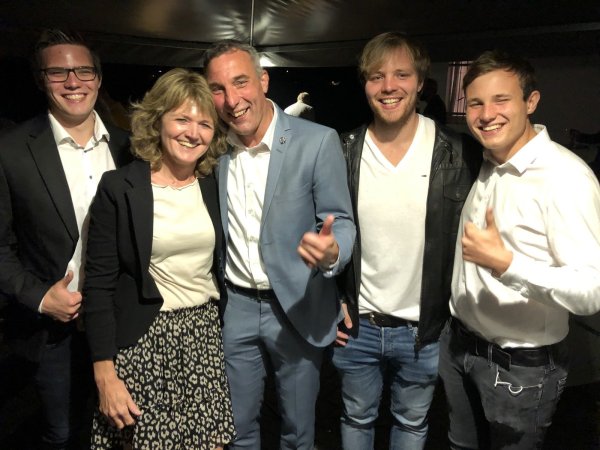 Die Familie freut sich über den Erfolg von Dirk Tolkemitt: (von links) Moritz und Florian Busch-Tolkemitt, Birgit Busch und Felix Busch-Tolkemitt. - © Thomas Reineke