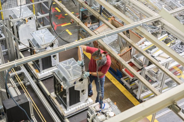 Im Bielefelder Miele-Werk werden Geschirrspüler produziert (Foto), aber auch Staubsauger. - © picture alliance / Robert B. Fishman