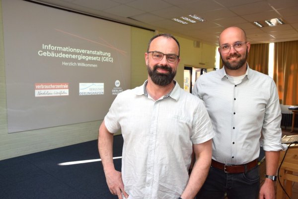 Matthias Ansbach, Energieberater der Verbraucherzentrale NRW (links), und Stadtwerke-Geschäftsführer Michael Benneker informieren in der Grundschule Lipperreihe und bei drei weiteren Veranstaltungen in der Stadt über das Heizungsgesetz.
Foto: Karin Prignitz - © Karin Prignitz