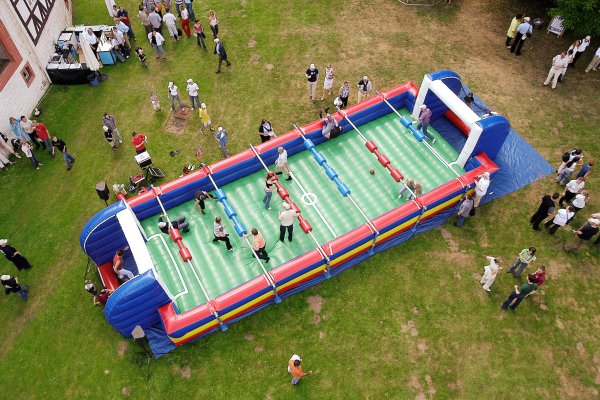 Das „XXL Menschenkicker“-Turnier steigt beim „Gesund & Aktiv Tag“ auf dem Salzhof in Bad Salzuflen. - © funpromotion