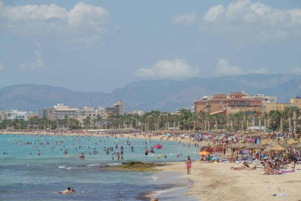 Urlauber entdeckten im Januar am Ballermann-Strand Playa de Palma einen leblosen Körper, der im Wasser trieb. Die Ermittler vermuten, dass es sich um einen afrikanischen Flüchtling handelt. - © IMAGO/Chris Emil Janßen