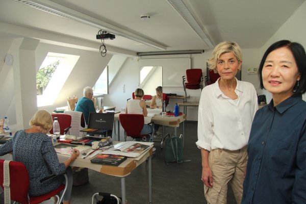 Seit 2007 unterrichtet Dozentin Debora Kim (rechts) in der Sommerakademie Schwalenberg freies zeichnen und malen. Neben ihr Vera Scheef, Organisatorin der Sommerakademie vom Landesverband Lippe. - © Kyrill von Matuschka