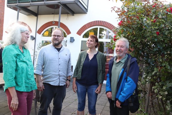 Ein historischer Ort: In der Bahnhofsgaststätte (im Hintergrund, heute Café Fahrzeit) bildete sich die Ortsgruppe der Grünen. Daran erinnern (von links) Heidrun Bode, das Sprecherteam Andreas Puchert und Susan Gottwald sowie Ulrich Lasar. - © Knut Dinter
