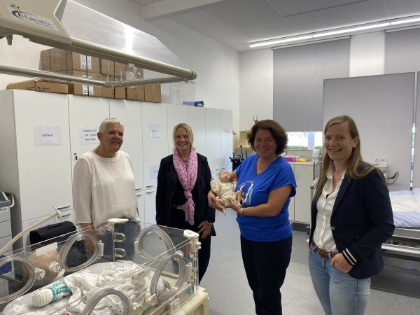 In der Pflegeschule Lippe lernen die Auszubildenden, worauf beim Umgang mit Frühchen geachtet werden muss. Abteilungsleiterin Ulrike Overkamp, Schulleiterin Gabriele Schütter (von links) und ihre Stellvertreterin Annika Henselmeyer (rechts) erläutern der Bundestagsabgeordneten Kerstin Vieregge Einzelheiten. - © Bildrechte: Kerstin Vieregge