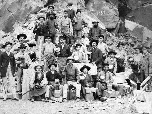 So sah die Belegschaft um 1887 aus, die im Steinbruch Silberort an der Velmerstot Steine abbaute. - © Bildrechte: Heimatverein Horn